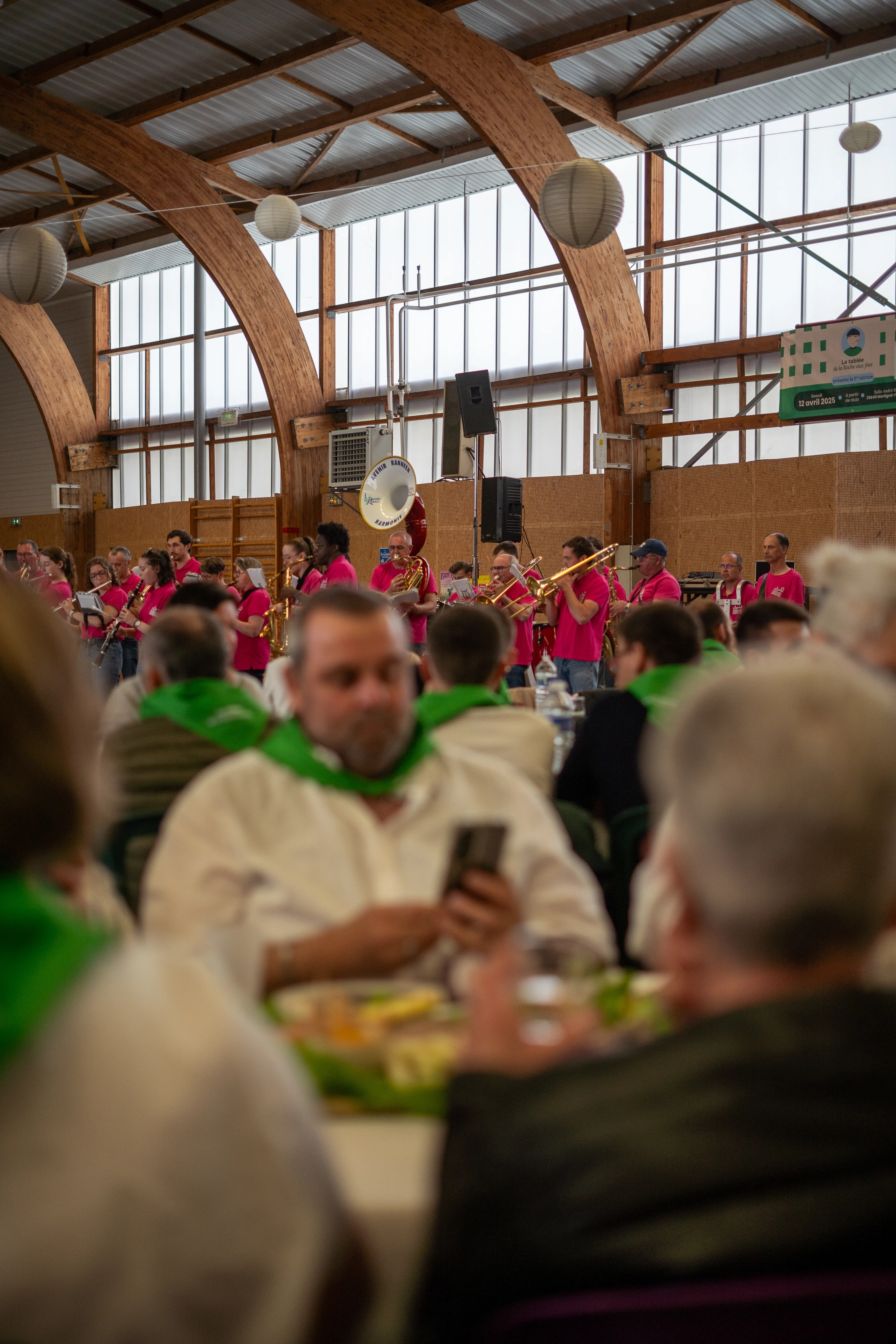 Photographie du premier banquet de la Tablée de la Roche aux Fées - Convivialité et produits locaux à Janzé