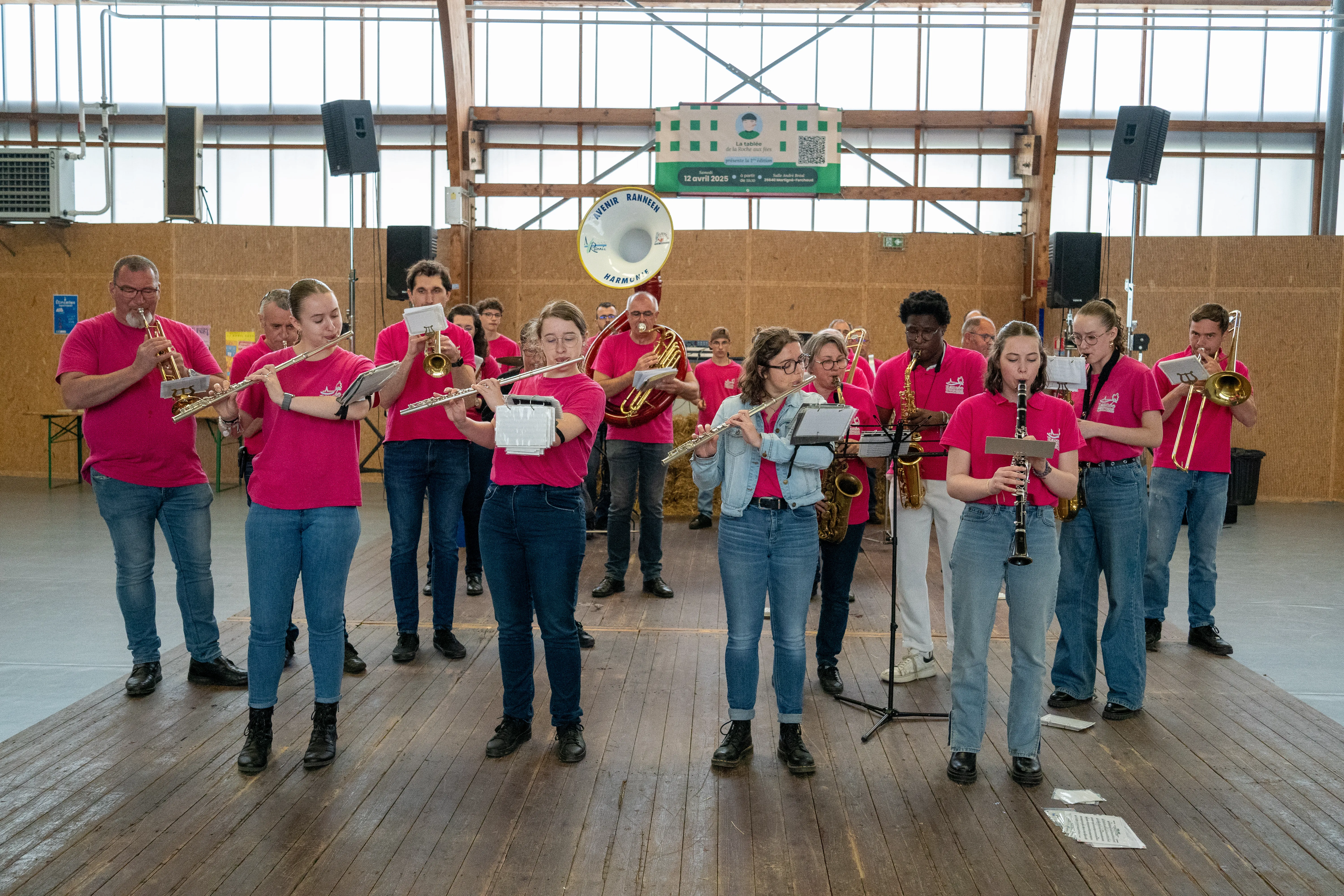 Souvenir du banquet convivial de la Tablée de la Roche aux Fées - Évènement gastronomique avec produits du terroir à Janzé