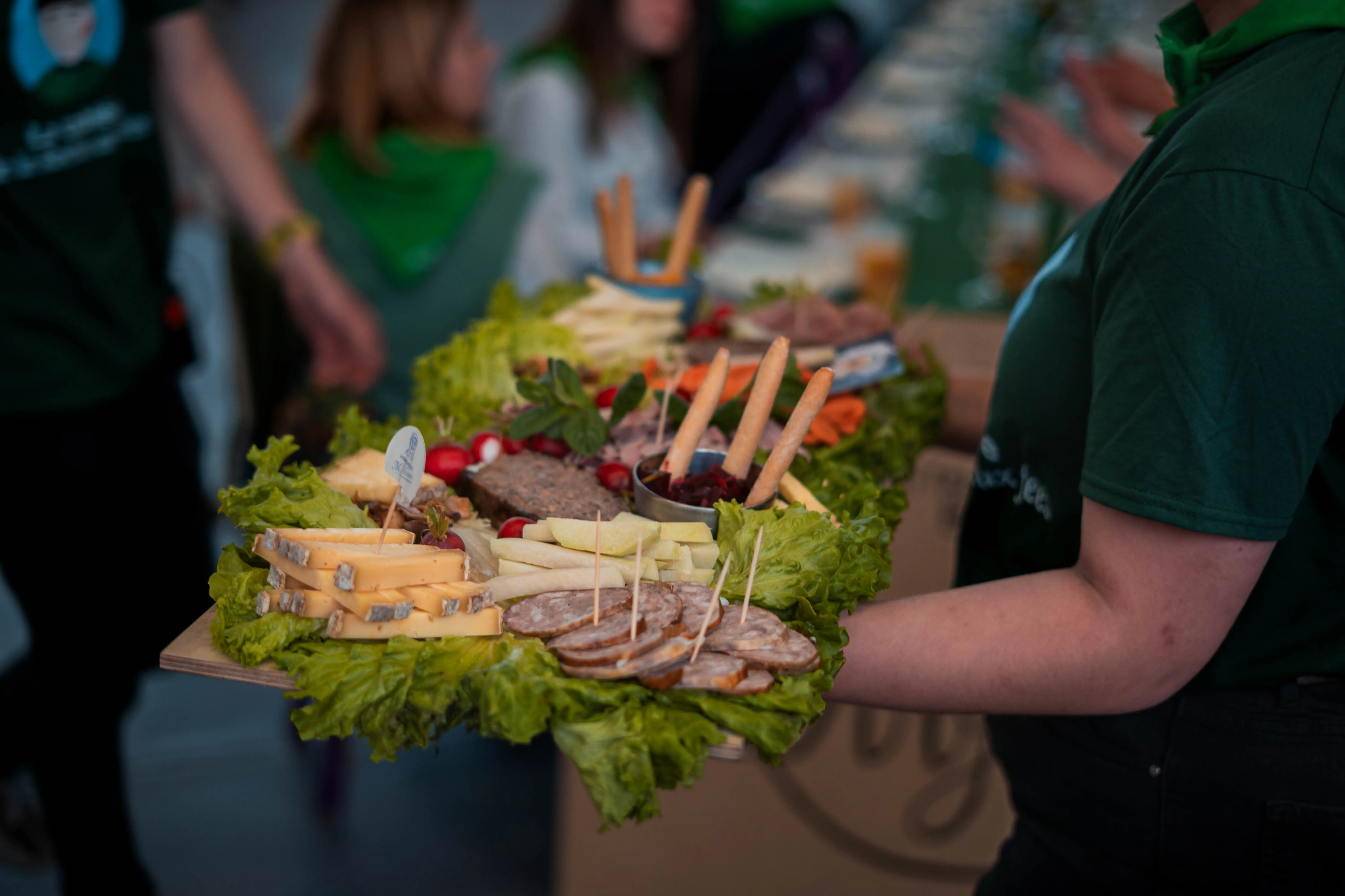 Plat gastronomique préparé avec des produits locaux servi lors du banquet de la Tablée de la Roche aux Fées à Janzé