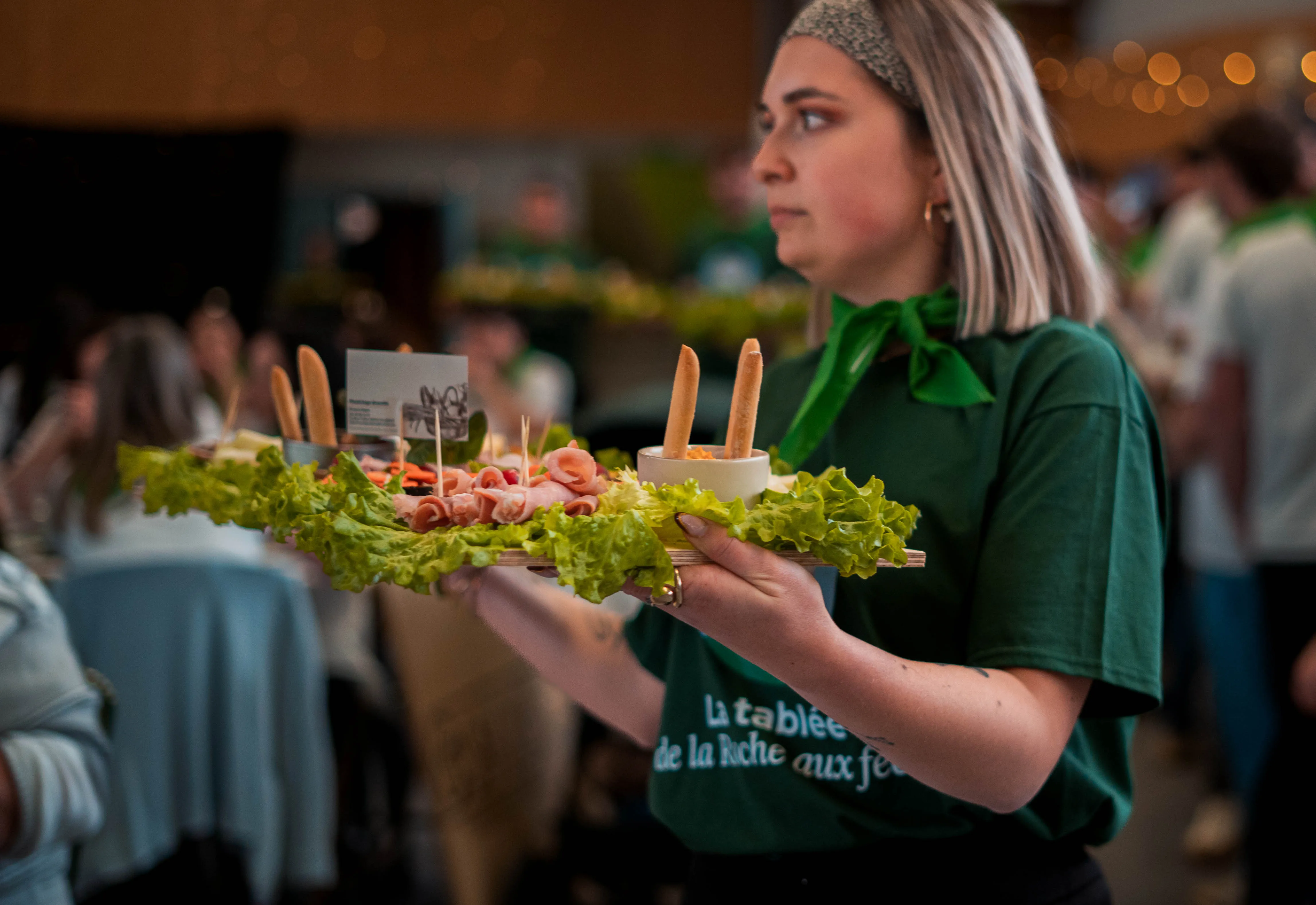 Plat gastronomique préparé avec des produits locaux et artisanaux lors du banquet de la Tablée de la Roche aux Fées à Janzé