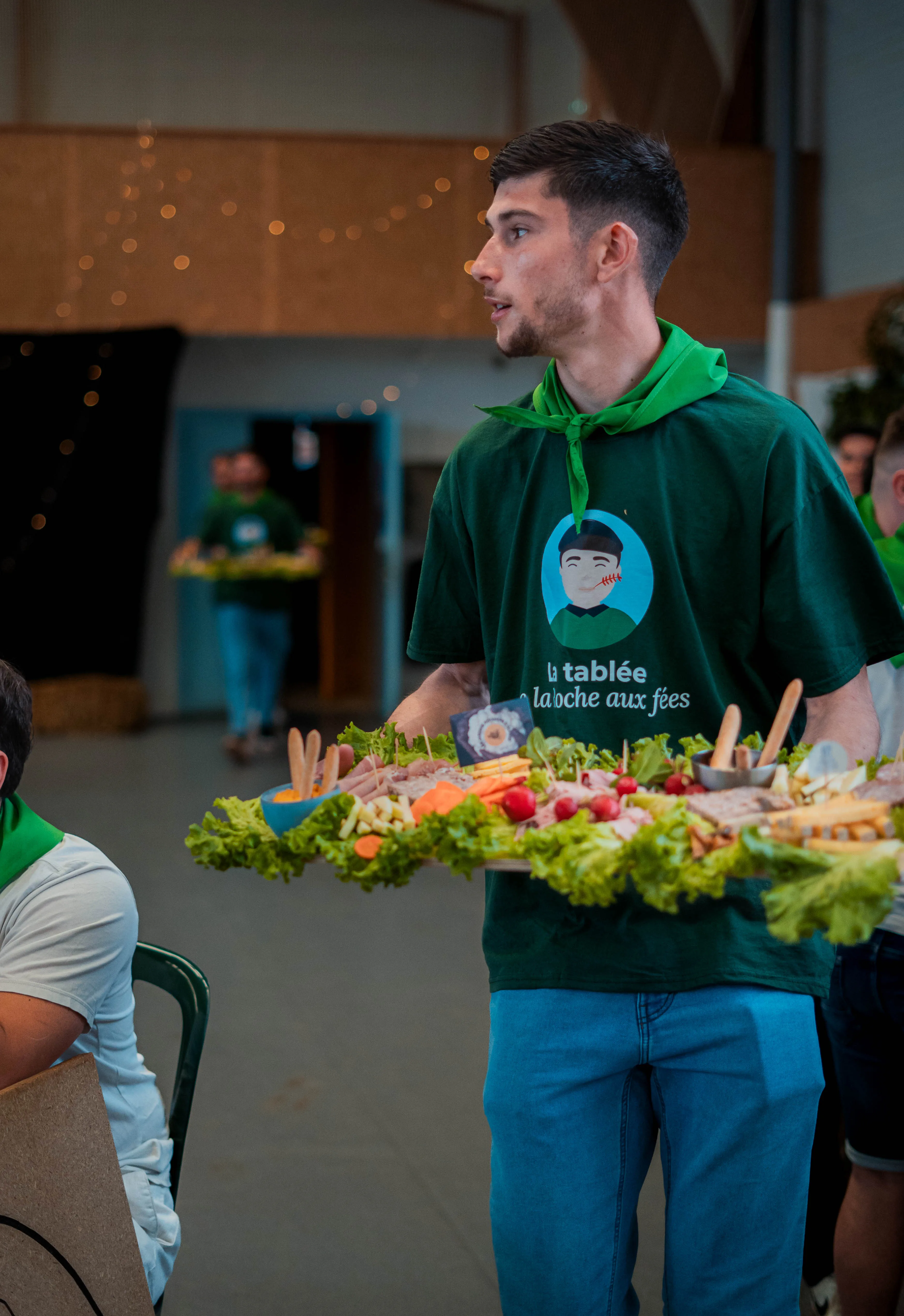 Ambiance musicale et concert live pendant le repas convivial du banquet de la Tablée de la Roche aux Fées à Janzé