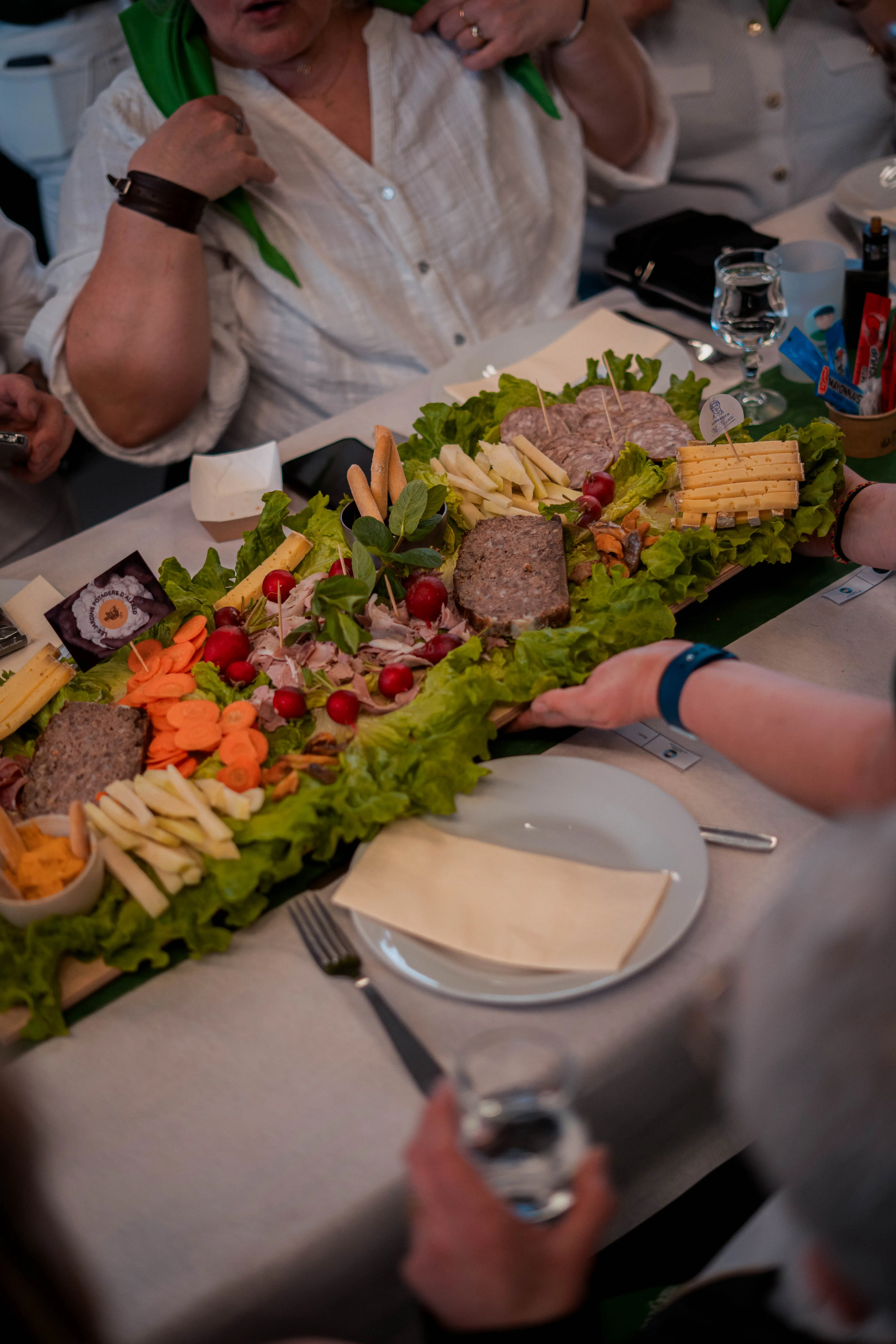 Souvenir du banquet convivial de la Tablée de la Roche aux Fées - Évènement gastronomique avec produits du terroir à Janzé