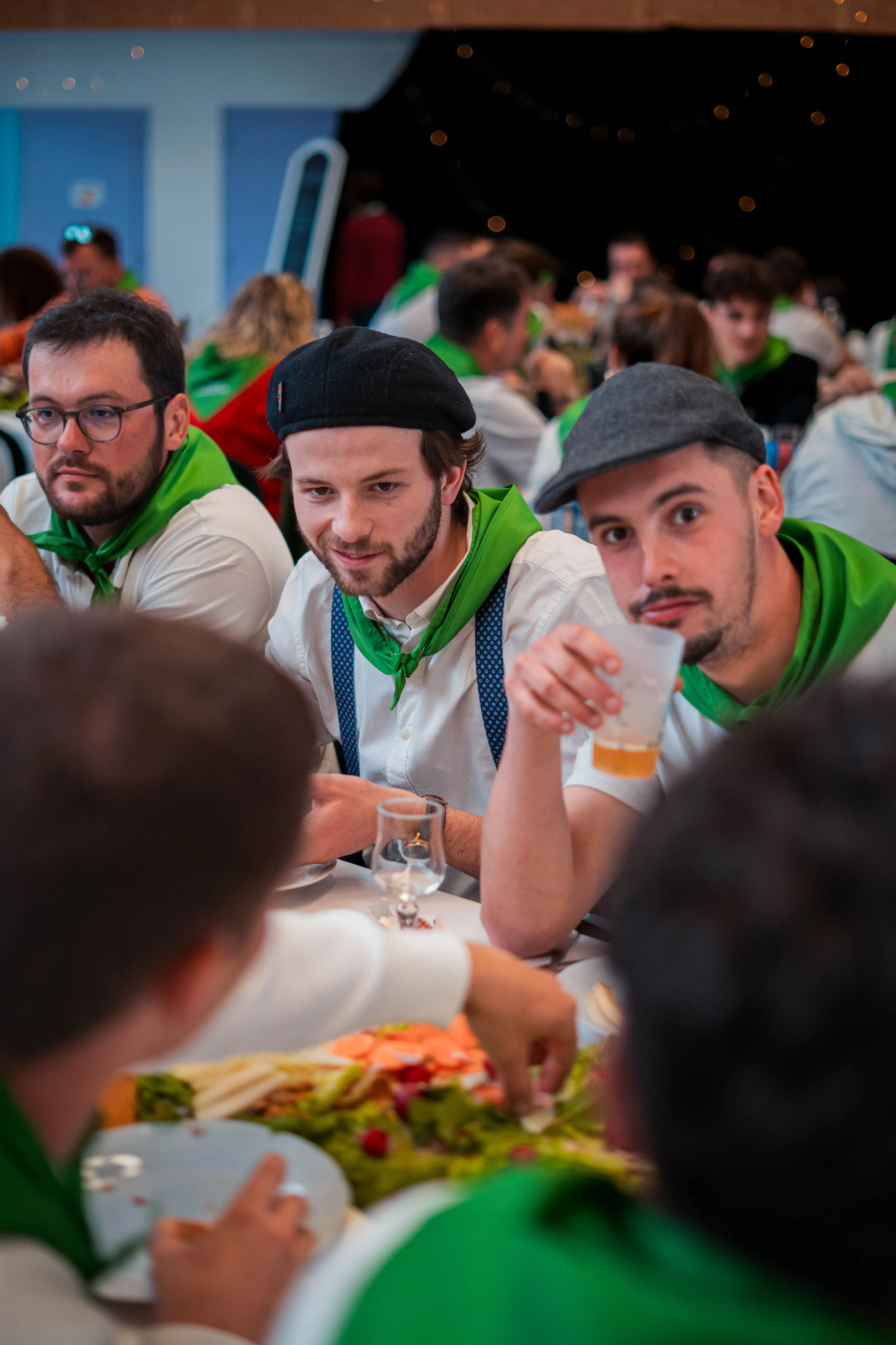 Ambiance festive et conviviale lors du banquet de la Tablée de la Roche aux Fées à Janzé