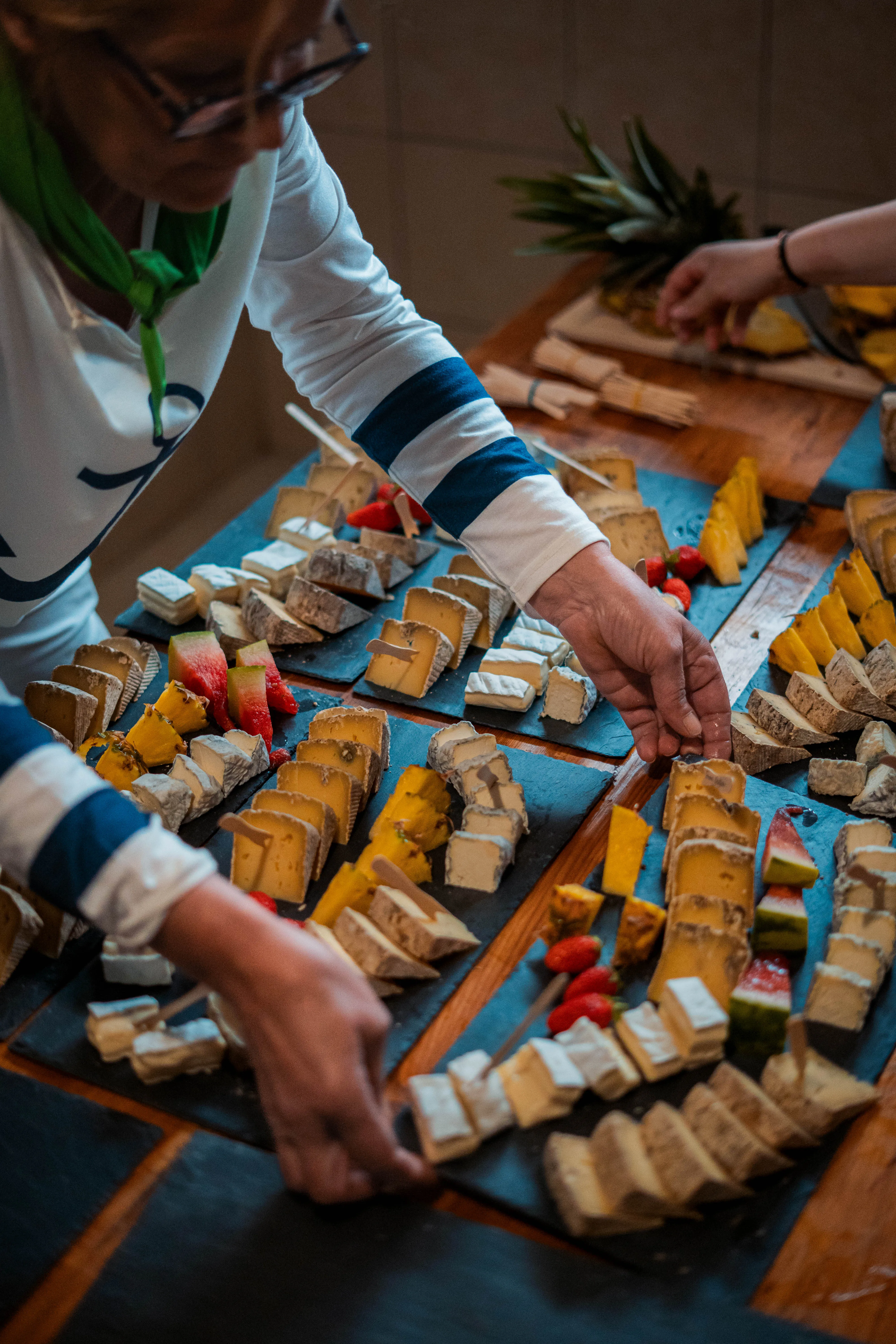 Plateau de fromages artisanaux du terroir breton lors du banquet de la Tablée de la Roche aux Fées