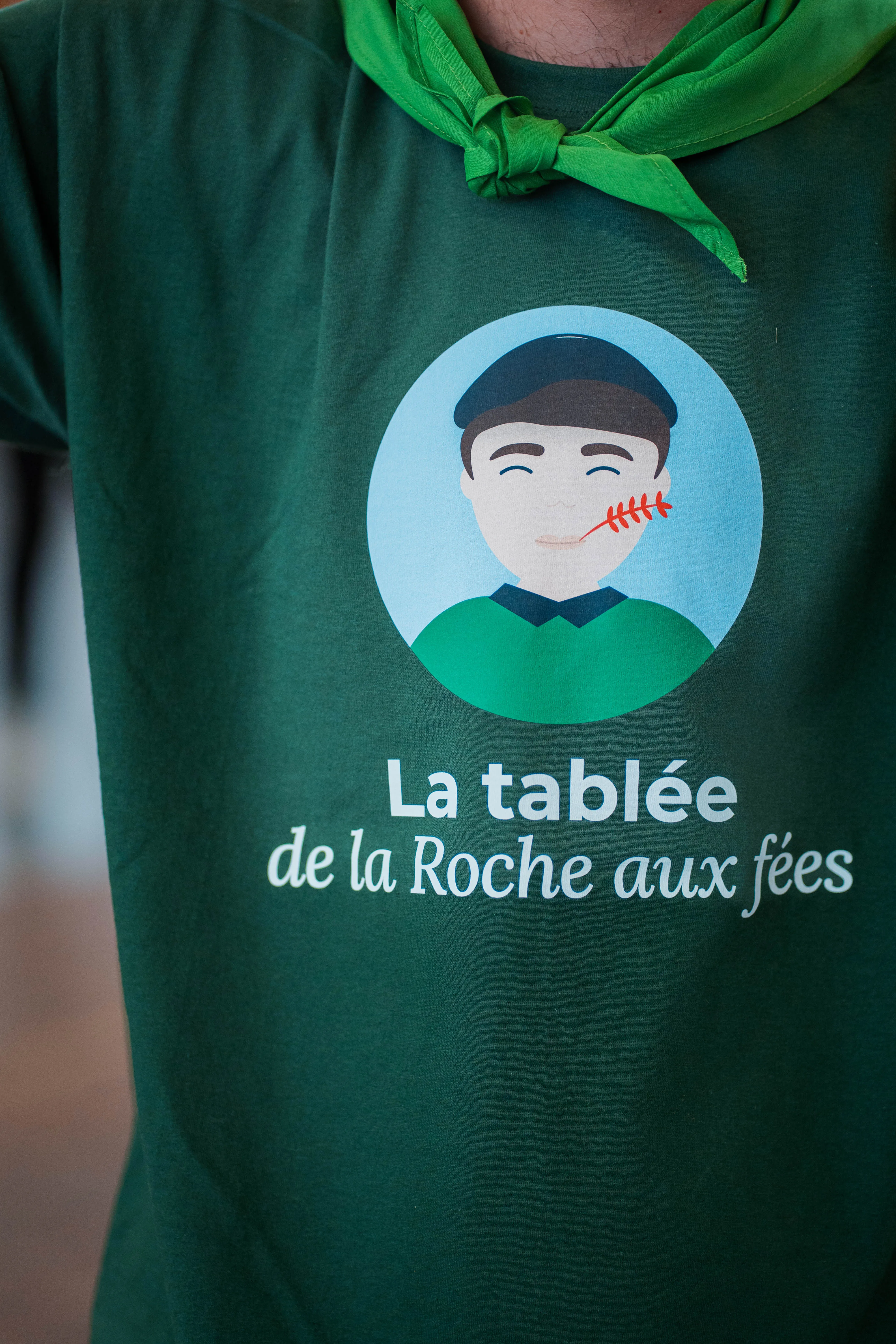 Souvenir du banquet convivial de la Tablée de la Roche aux Fées - Évènement gastronomique avec produits du terroir à Janzé