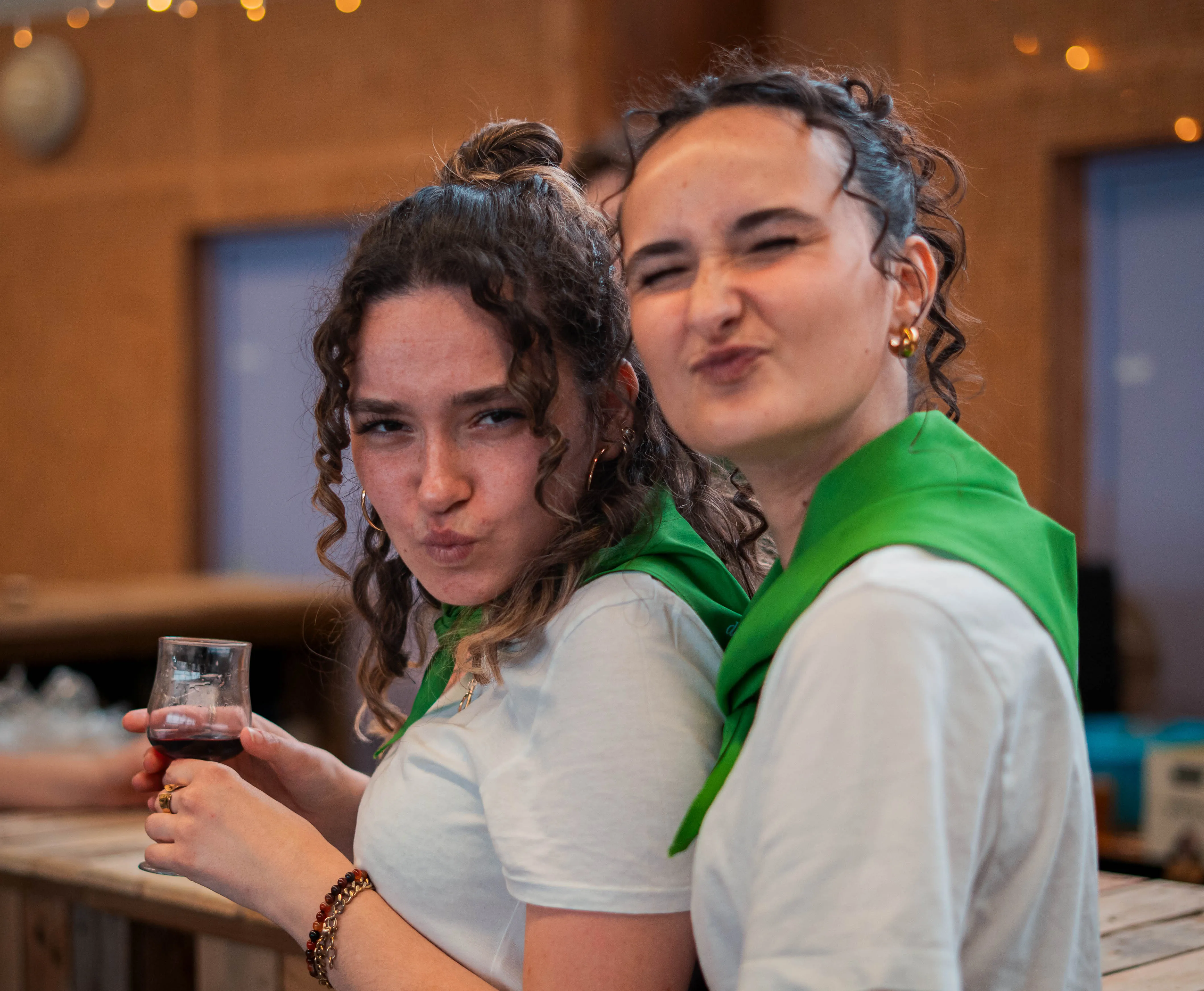 Souvenir du banquet convivial de la Tablée de la Roche aux Fées - Évènement gastronomique avec produits du terroir à Janzé