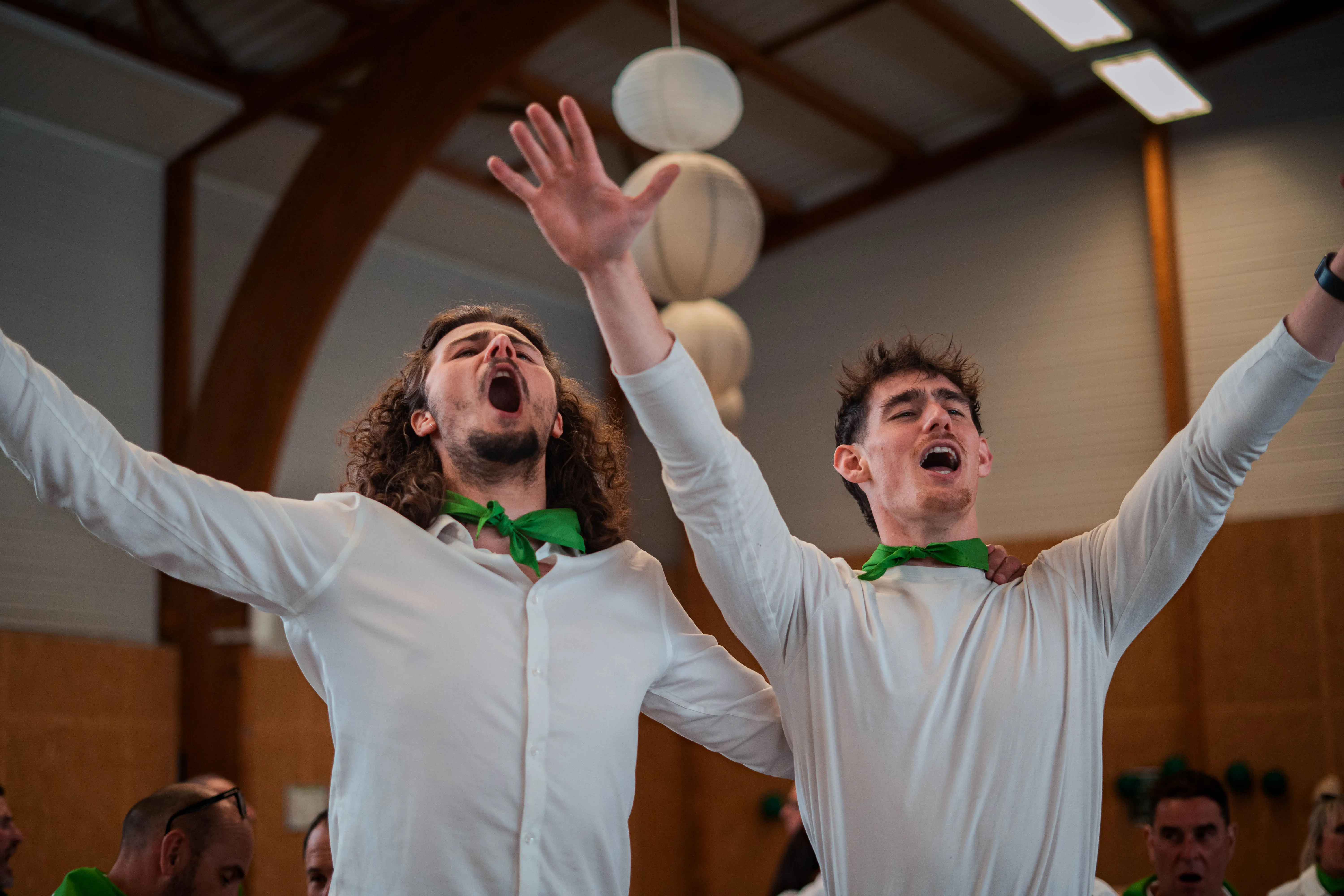Souvenir du banquet convivial de la Tablée de la Roche aux Fées - Évènement gastronomique avec produits du terroir à Janzé