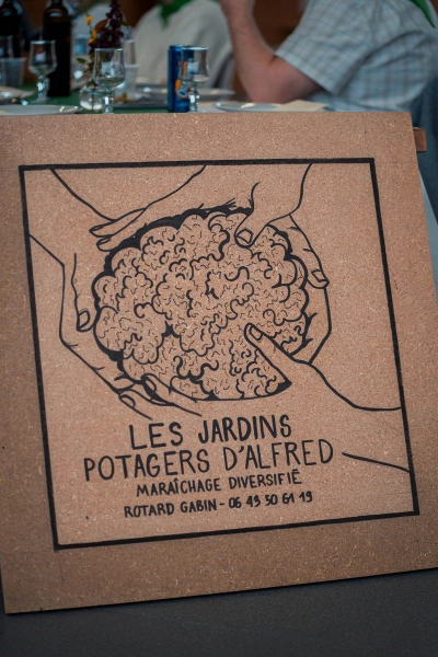 Souvenir du banquet convivial de la Tablée de la Roche aux Fées - Évènement gastronomique avec produits du terroir à Janzé