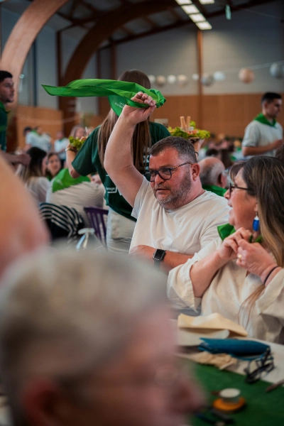 Souvenir du banquet convivial de la Tablée de la Roche aux Fées - Évènement gastronomique avec produits du terroir à Janzé