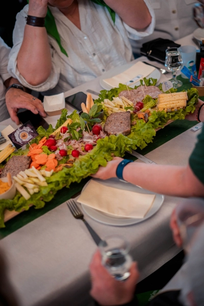 Souvenir du banquet convivial de la Tablée de la Roche aux Fées - Évènement gastronomique avec produits du terroir à Janzé