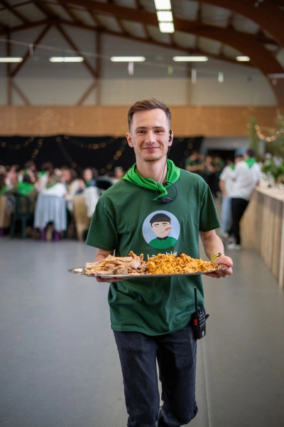Souvenir du banquet convivial de la Tablée de la Roche aux Fées - Évènement gastronomique avec produits du terroir à Janzé