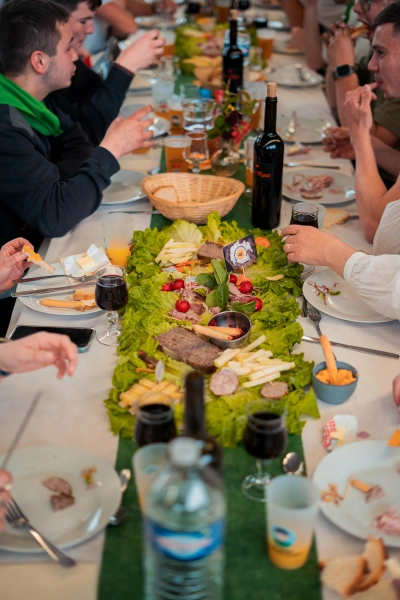 Plateau de fromages artisanaux du terroir breton lors du banquet de la Tablée de la Roche aux Fées