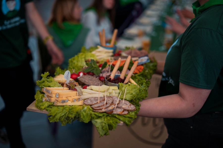 Souvenir du banquet convivial de la Tablée de la Roche aux Fées - Évènement gastronomique avec produits du terroir à Janzé