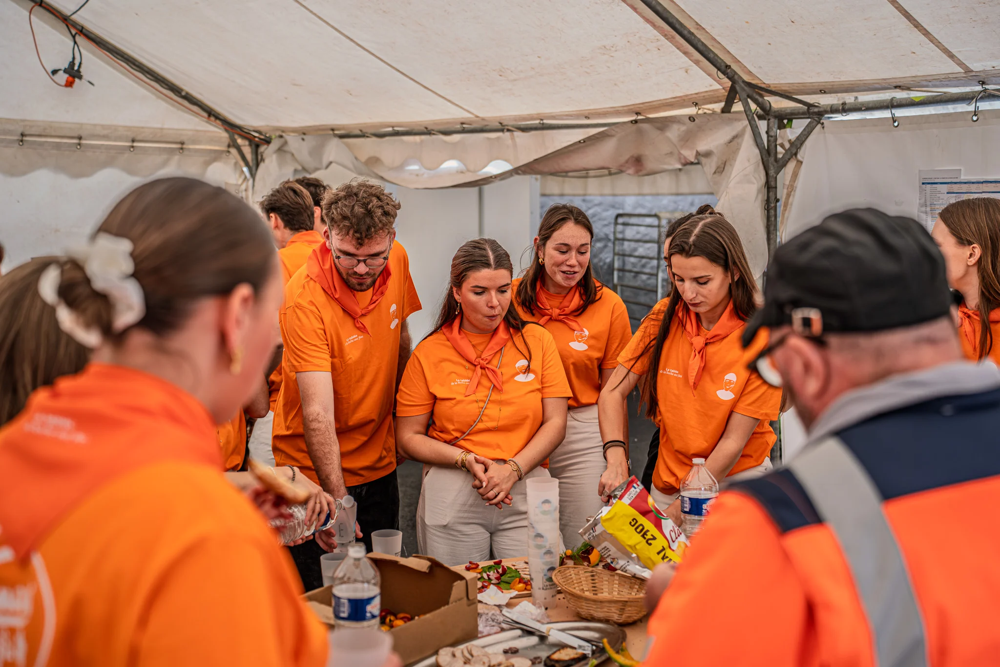 Photographie du deuxième banquet de la Tablée de la Roche aux Fées - Convivialité et produits locaux à Janzé