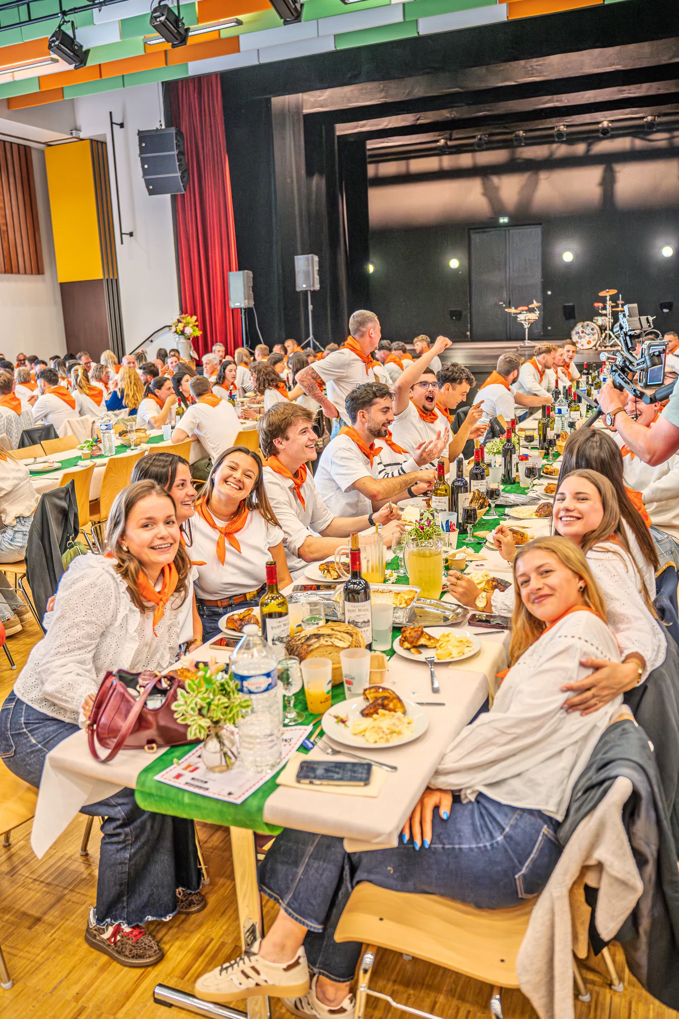 Photographie du deuxième banquet de la Tablée de la Roche aux Fées - Convivialité et produits locaux à Janzé