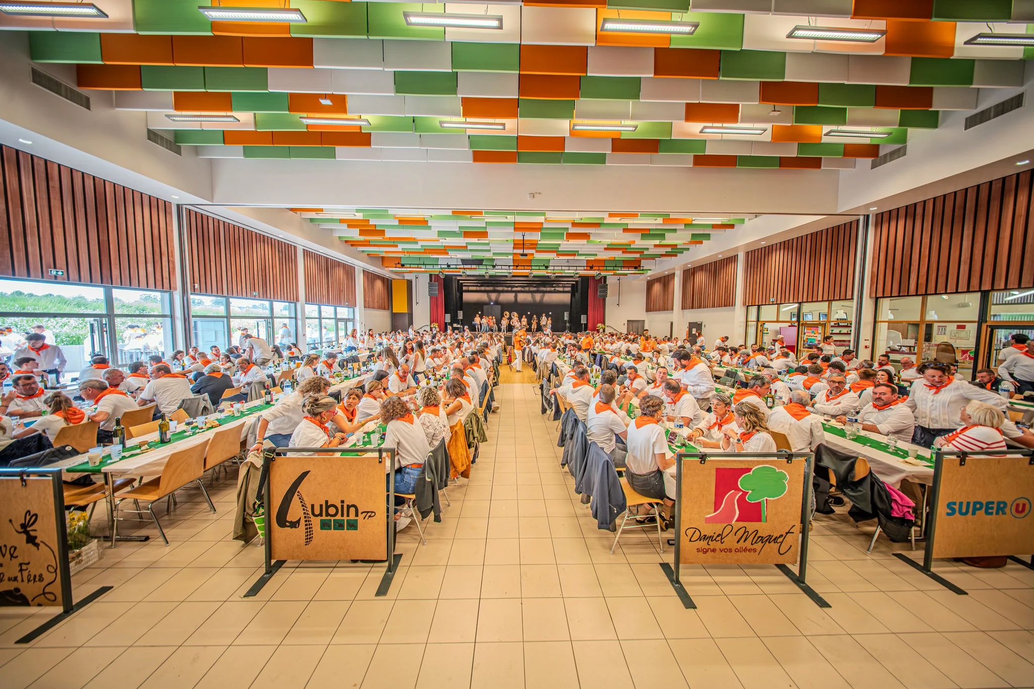 Photographie du deuxième banquet de la Tablée de la Roche aux Fées - Convivialité et produits locaux à Janzé