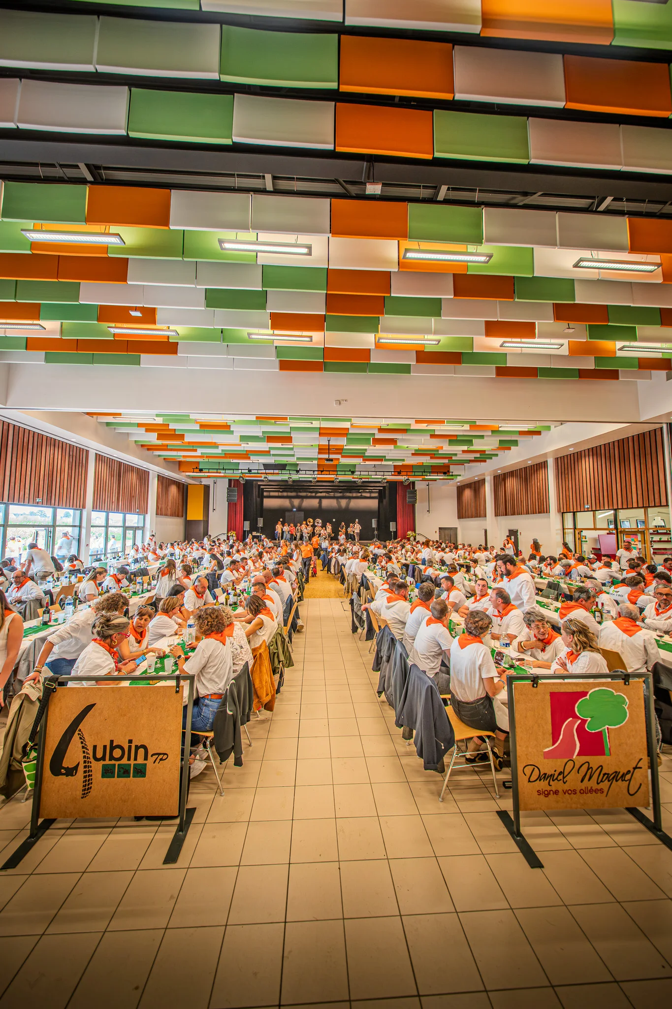 Photographie du deuxième banquet de la Tablée de la Roche aux Fées - Convivialité et produits locaux à Janzé