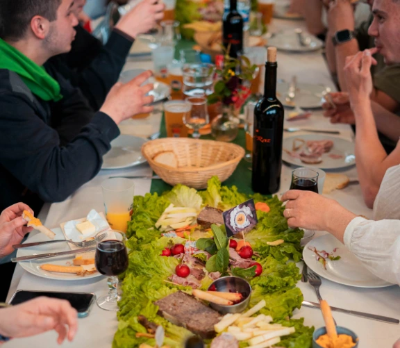 Ambiance festive avec musique live lors du banquet de la Tablée de la Roche aux Fées à Janzé